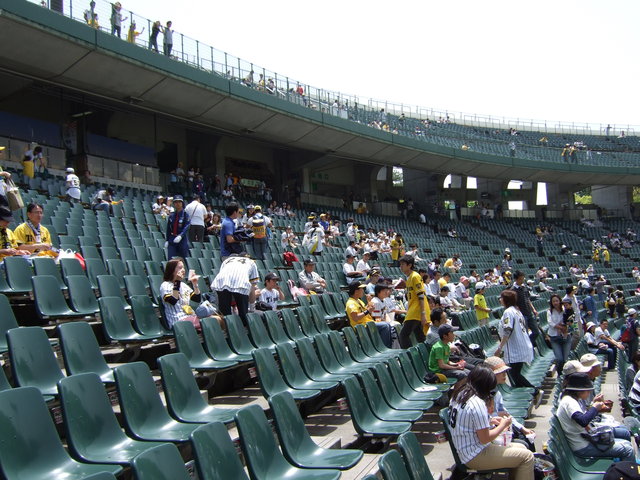 野球場・グリーンスタジアム・二階席に観客が立つの写真の写真
