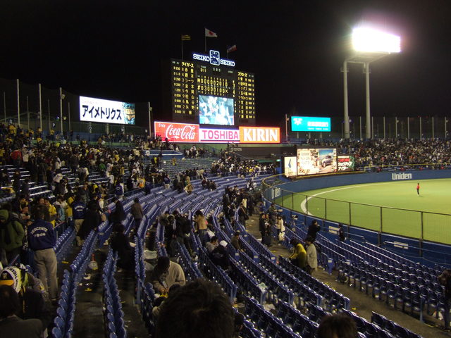 野球場・神宮球場・徐々に暗くなっていく感じがする観客席の写真の写真