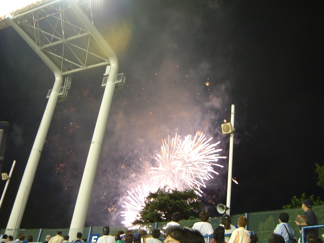 野球場・神宮球場・思わぬ花火に緊張もほぐれるの写真の写真