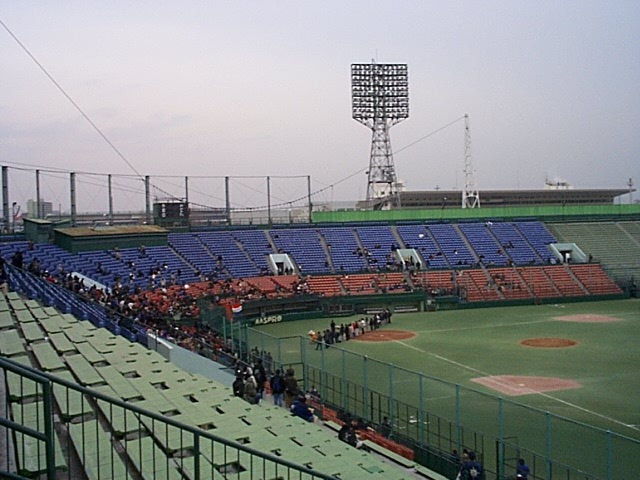 野球場・川崎球場・一塁側観客席とグラウンドの写真の写真