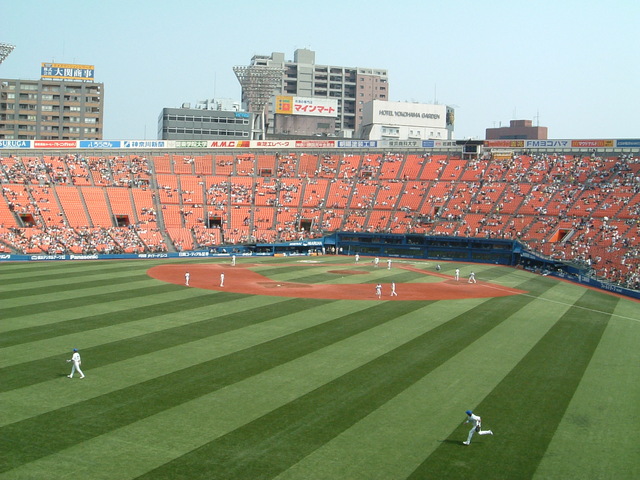 野球場・横浜スタジアム・人影がまばらな練習時間の写真の写真