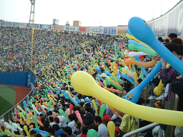野球場・横浜スタジアム・風船が膨らまし終えて準備完了の写真の写真