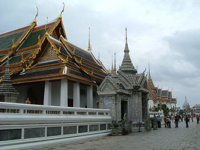 バンコク・王宮・王室会館アマリン・ウィニチャイ堂(左)の写真の写真