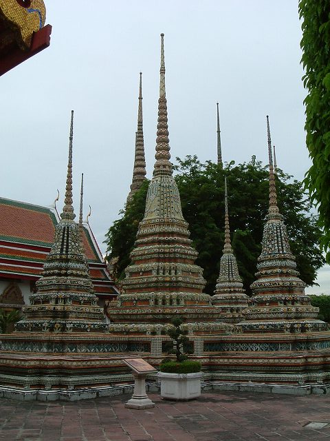 バンコク・ワット・ポー・仏塔がいっぱいの写真の写真