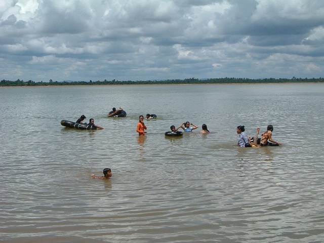 西バライ・池で遊ぶ子供たちの写真の写真