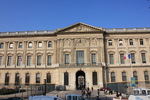 パリ・アミラル・ド・コリーニ通りから見たルーブル宮殿(ルーブル美術館)