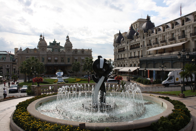 モナコ・カジノ広場の噴水の写真の写真
