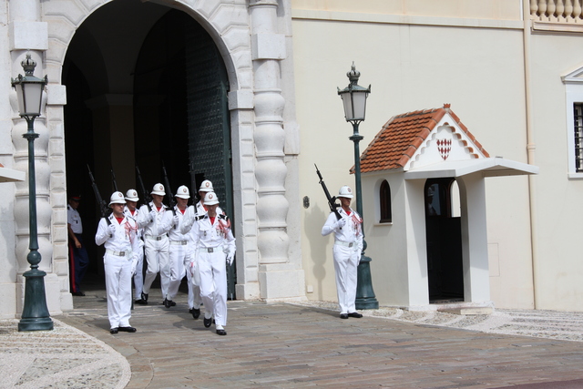 モナコ公国・行進する衛兵交替式の写真の写真
