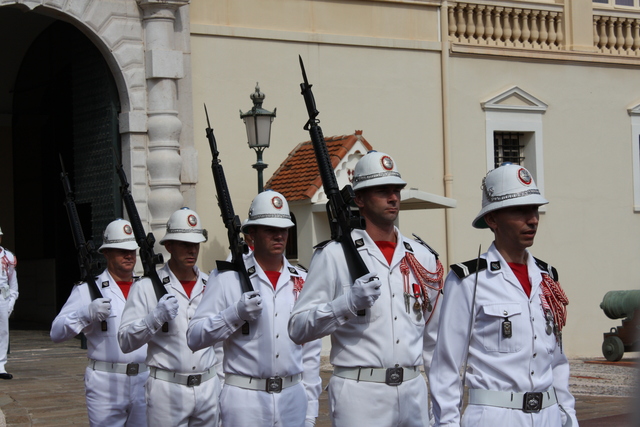 モナコ公国・王室騎兵銃中隊による衛兵交替式の写真の写真