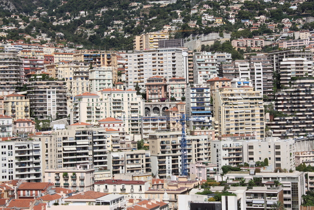 モナコには空き地が殆ど無い・背後はフランス領の写真の写真