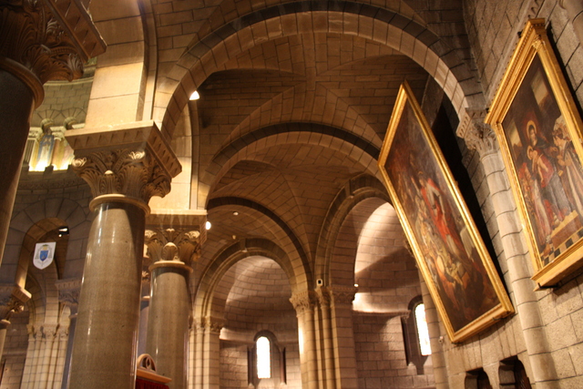 モナコ大聖堂・石の継ぎ目が天井まではっきり見えるの写真の写真