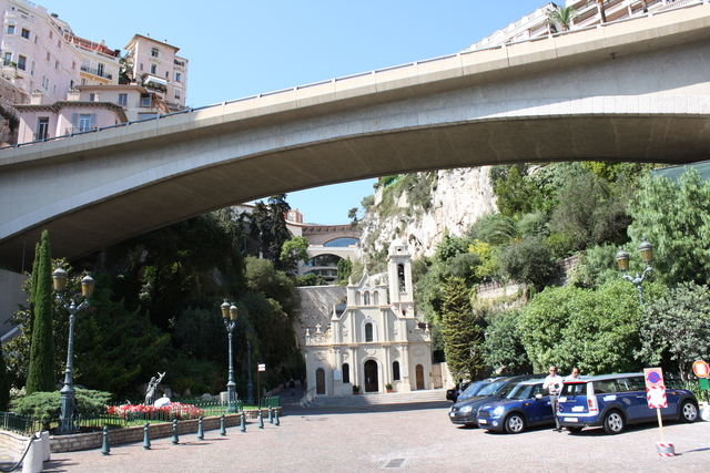 モナコ・グリマルディ通りの陸橋の写真の写真