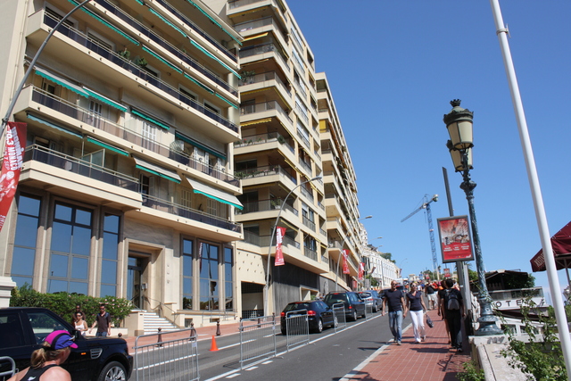 モナコ・オスタンド通りを進むの写真の写真