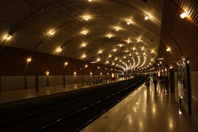 モナコ・モンテカルロ駅のホームの写真の写真