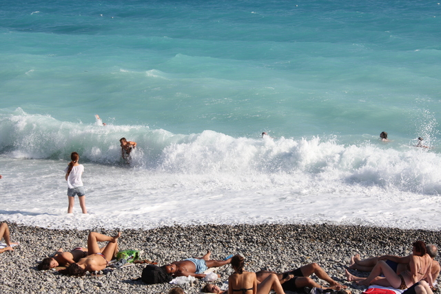 ニース・地中海の波はいがいに高いの写真の写真