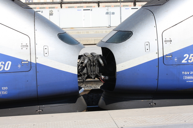 マルセイユ駅・TGV車両の連結部分の写真の写真