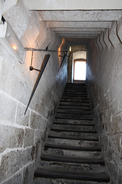 アヴィニョン・教皇庁内部の階段の写真の写真