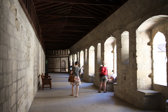 アヴィニョン・教皇庁内部の回廊の写真の写真