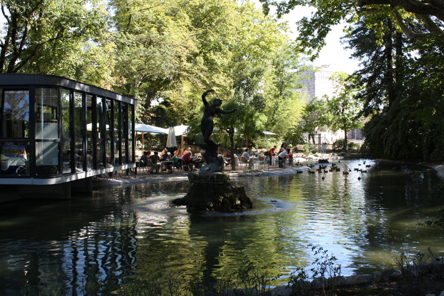 アヴィニョン・ロシェ・デ・ドン公園の池の写真の写真
