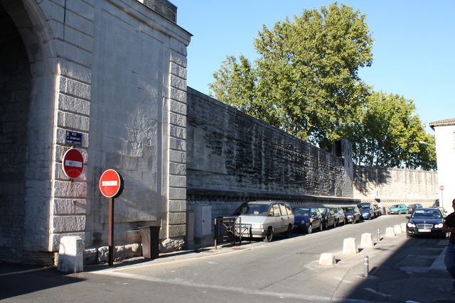 アヴィニョン・リーニュ門の東側の城壁の写真の写真