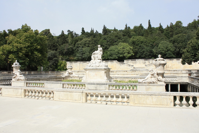 ニーム・フォンテーヌ庭園・そこにはギリシャ風の彫刻が並ぶの写真の写真