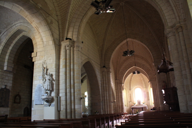 アゼー・ル・リドー・サン・ブレス・アン・リドロワ教会の内部の写真の写真