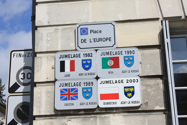 アゼー・ル・リドー・バス停近くのヨーロッパ広場(place de l'europe)の写真の写真