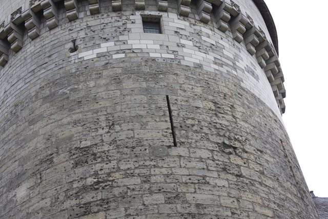 トゥール城・尖塔の鉄砲穴の写真の写真