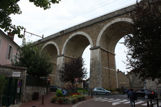 フォンテーヌ・ブロー・ヴィアデュック通りの鉄道橋の写真の写真