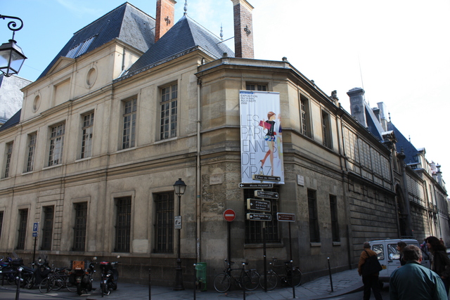 パリ・カルナヴァレ館・フラン・ブルジョワ通りとパイエンヌ通りの交差点の写真の写真