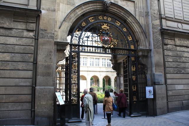 パリ・カルナヴァレ館の門の写真の写真