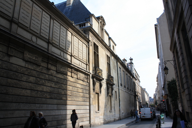 パリ・カルナヴァレ館・フラン・ブルジョワ通り沿いの外壁の写真の写真