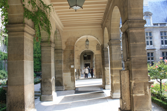 パリ・カルナヴァレ館の回廊の写真の写真