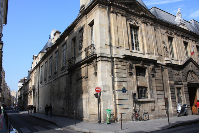 パリ・カルナヴァレ館・フラン・ブルジョワ通りとセヴィニエ通りの交差点の写真の写真