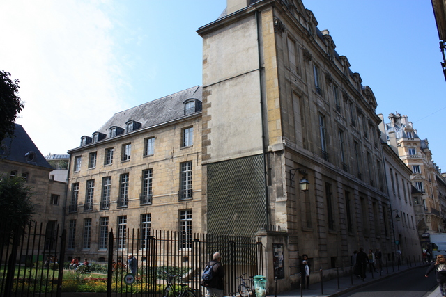 パリ・ラモワニョン館・・フラン・ブルジョワ通り側の写真の写真