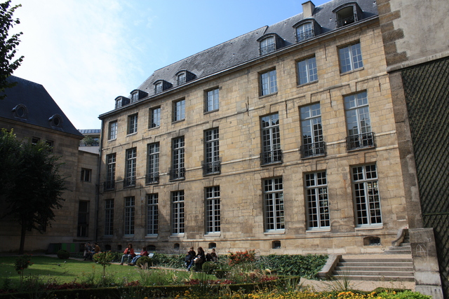 パリ・ラモワニョン館・裏庭側の写真の写真