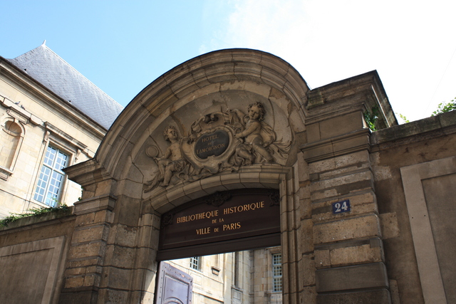 パリ・ラモワニョン館の出入口の装飾の写真の写真