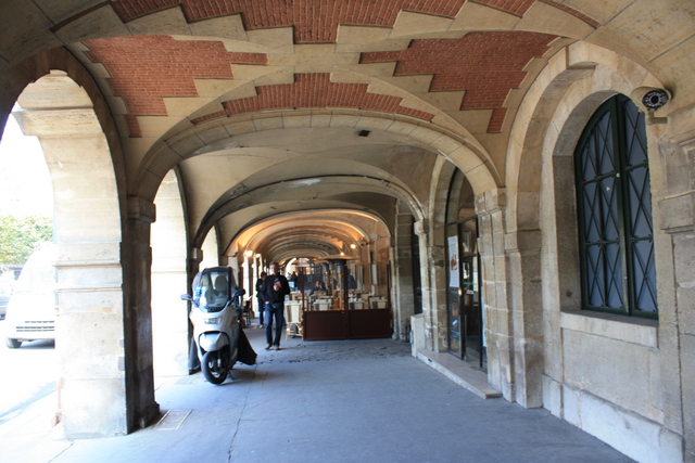 パリ・ヴォージュ広場沿いの建物の廻廊の写真の写真