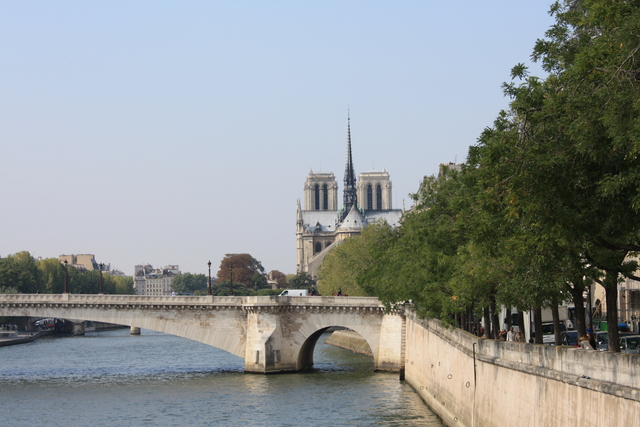 パリ・トゥルネル橋とノートルダム寺院の写真の写真