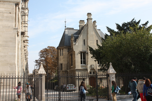 パリ・ノートルダム大聖堂脇の建物の写真の写真