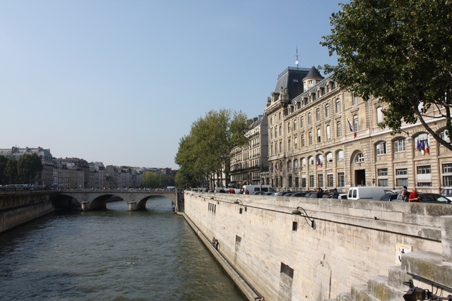 パリ・プティ橋から見たマルシェ・ヌフ通りの街並みの写真の写真