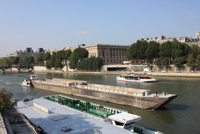 パリ・セーヌ川と船の写真の写真