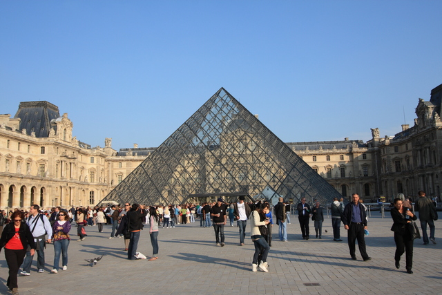 パリ・ルーブル宮殿(ルーブル美術館)・ガラスのピラミッドの写真の写真