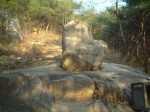韓国・慶州・三陵谷の頭と手がない石仏坐像