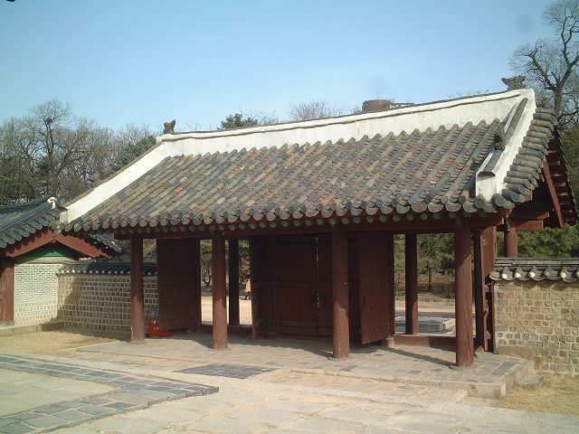 韓国・ソウル・宗廟・正殿から典祀庁へ通じる門の写真の写真