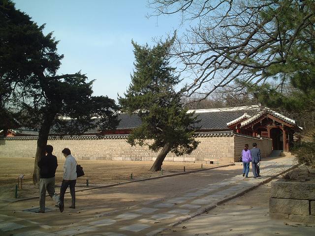 韓国・ソウル・宗廟・永寧殿は壁で囲まれているの写真の写真