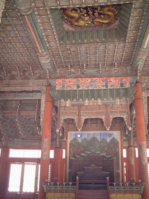 韓国・ソウル・徳寿宮・中和殿の内部の王座の写真の写真