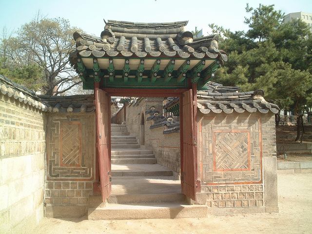 韓国・ソウル・徳寿宮・土塀と門の写真の写真