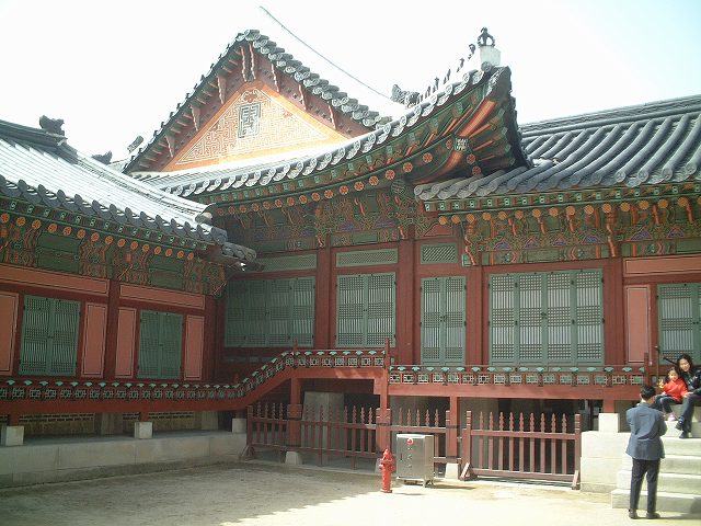 韓国・ソウル・景福宮・どの建物も赤と緑が基調の写真の写真