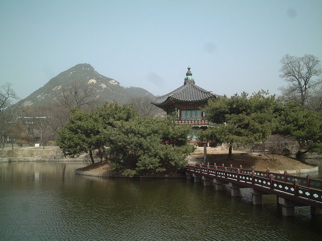 韓国・ソウル・景福宮・香遠池と香遠亭と酔香橋の写真の写真